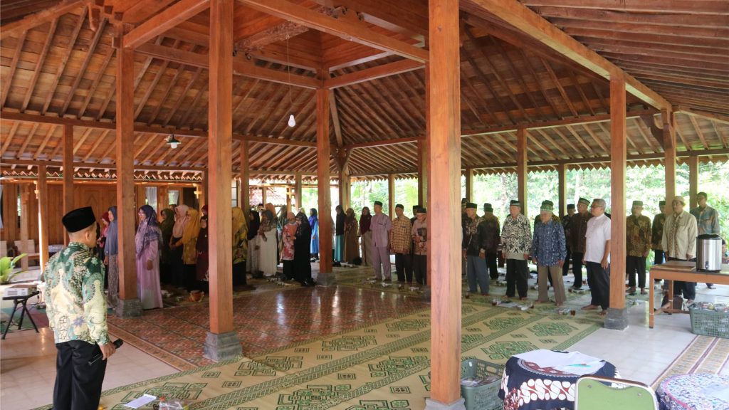 Menyanyikan Indonesia Raya, Mars Sang Surya, dan Mars 'Aisyiyah - Senior Care MPKS PCM Moyudan